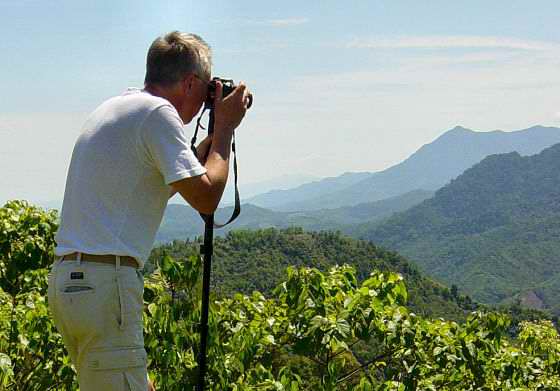 ke taking photos of Mount Kinabalu