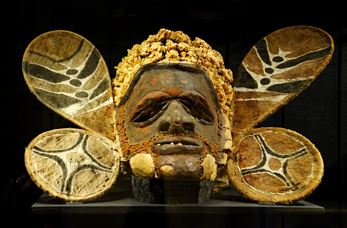 Dance mask in wood from Papua New Guinea