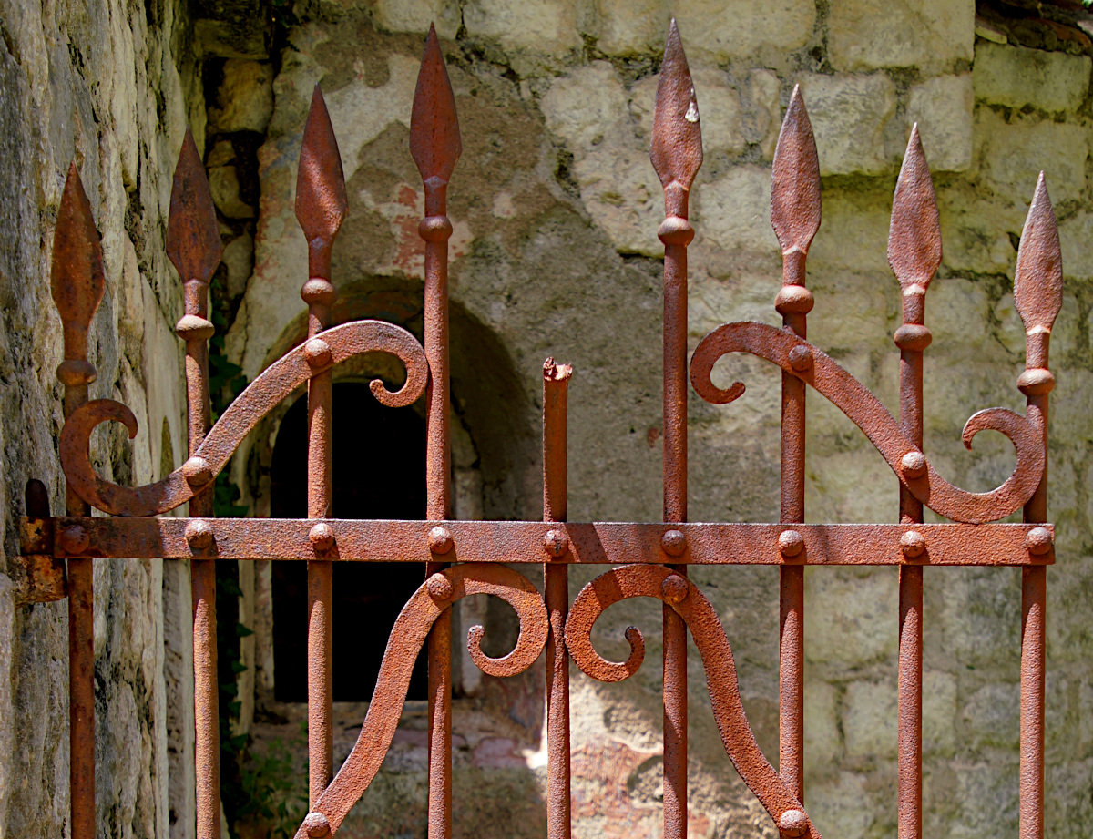 Gate at the church Saint John, Špiljari