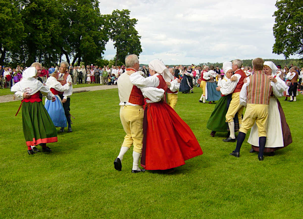 Traditional dancing at the midsummer celebrations